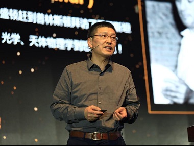 爱因斯坦对引力透镜的两个担忧，被现代的物理学家们解决了