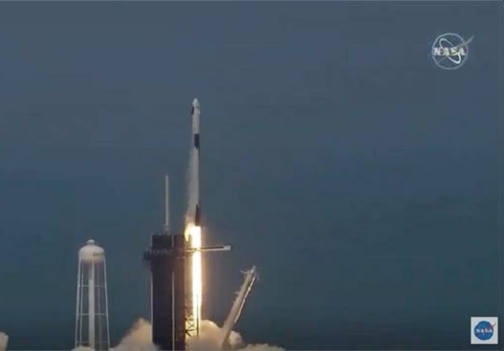 刚刚，马斯克再次创造航天历史！SpaceX首次载人发射任务成功