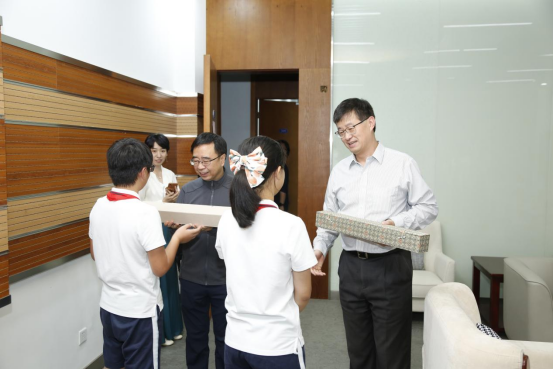 【活动报道】万科国际学校为叶军教授与墨子沙龙送上珍贵书法
